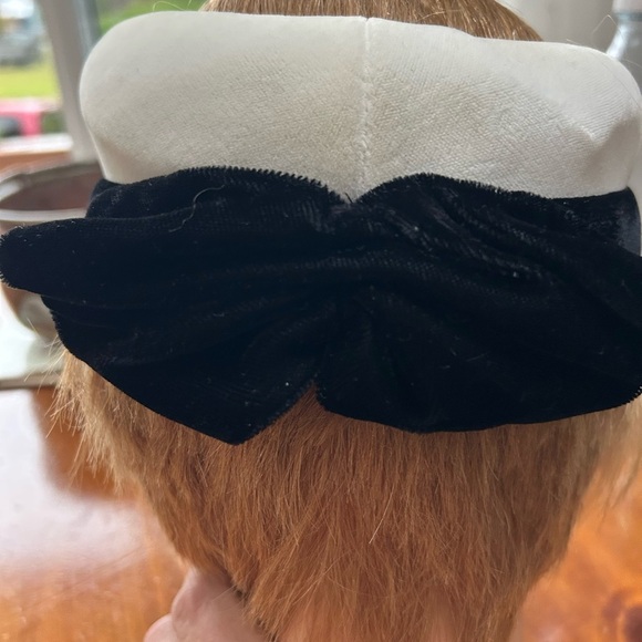 Vintage Black and White pillbox Hat- open top- bow at- black and white velvet - Picture 3 of 7